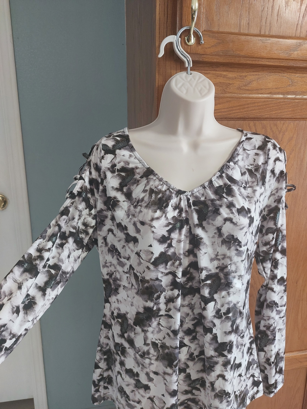 Jennifer Lopez Black and White V-Neck Long Sleeve Print Top
